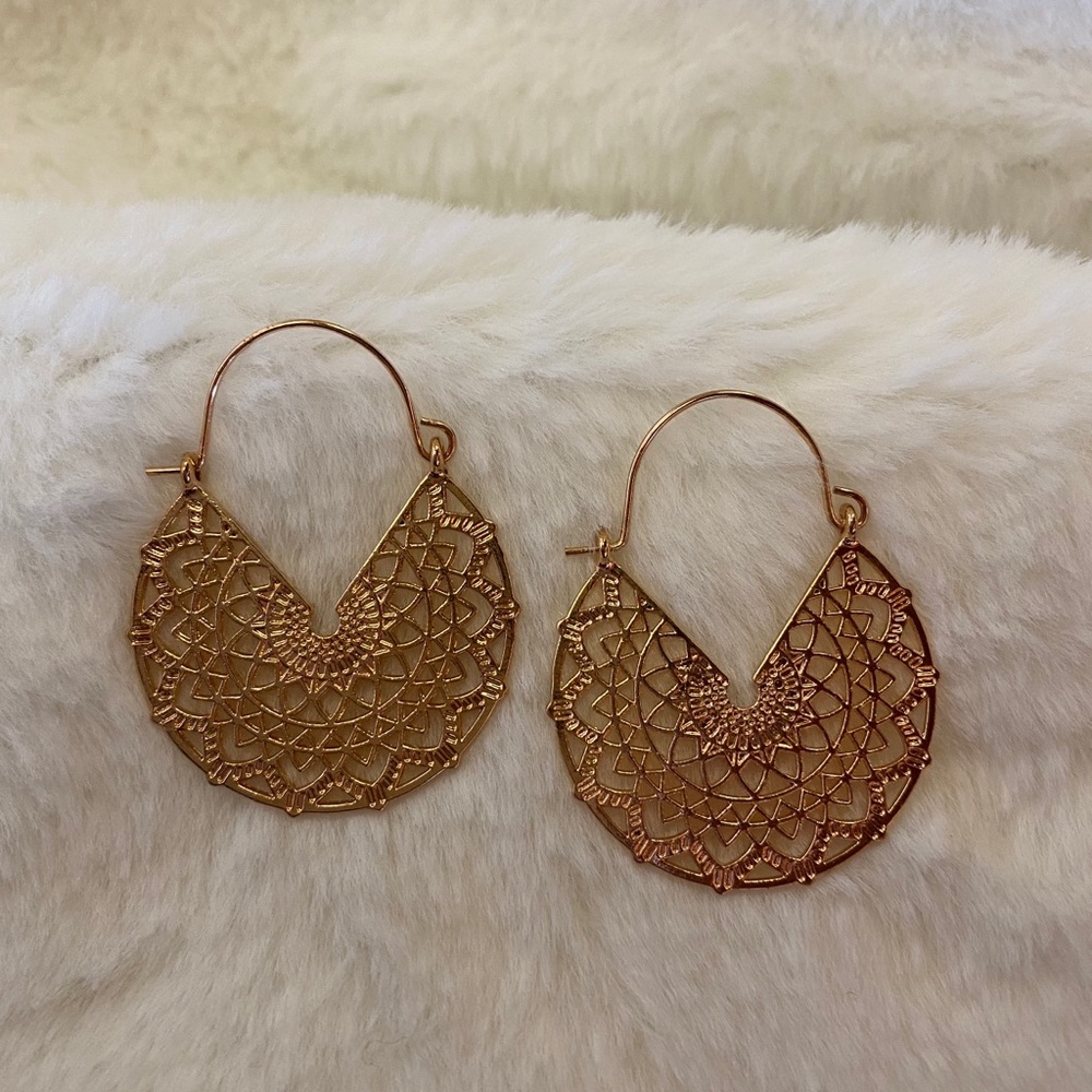 NWOT 🛍 Bundle for DISCOUNTS off Merch & Shipping